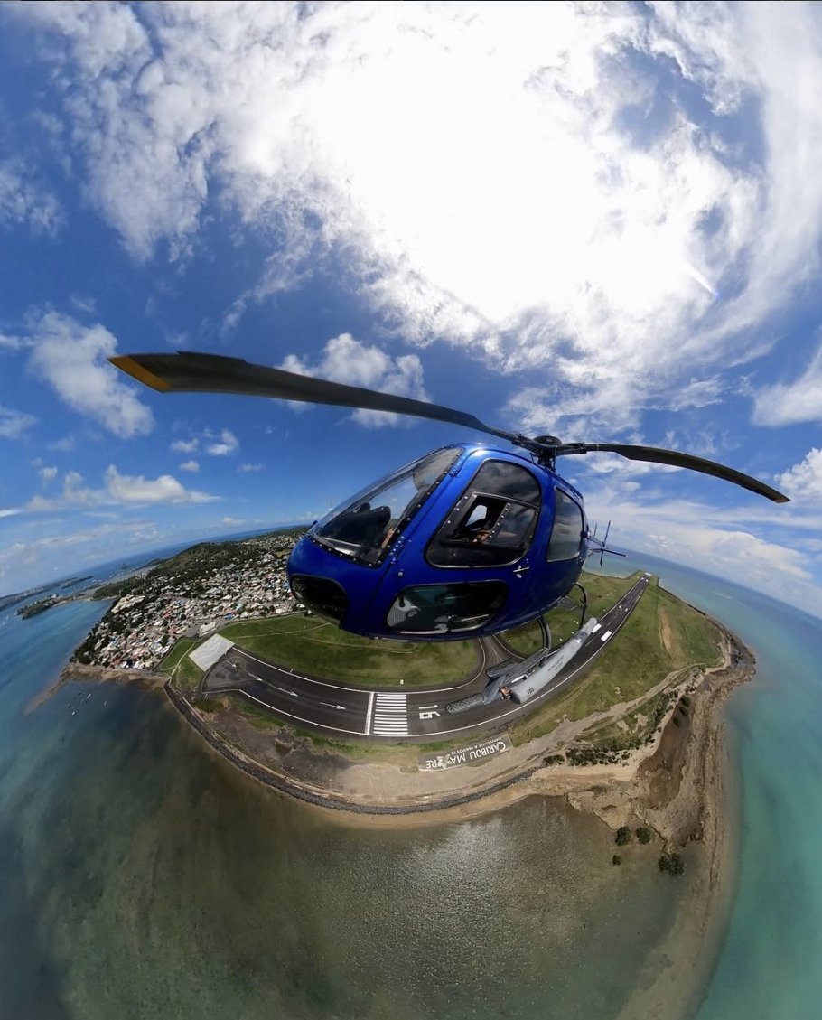 Vue à 360° de l'hélicoptère survolant Petite Terre avant le saut
