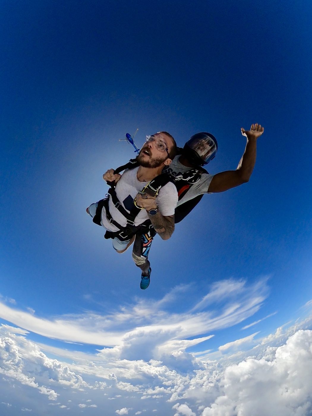 Passager en chute libre, hélicoptère visible au loin dans le ciel