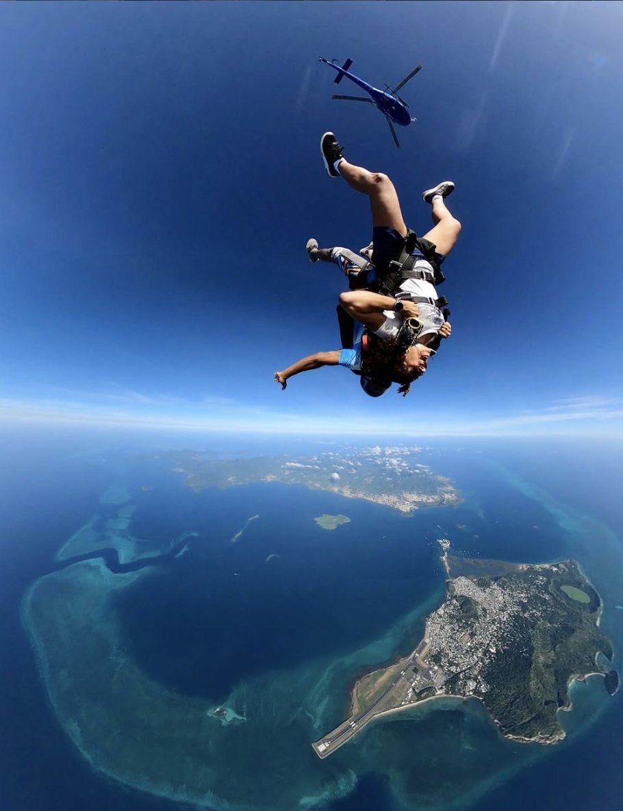 Saut en tandem en chute libre au-dessus du lagon de Mayotte, hélicoptère en arrière-plan