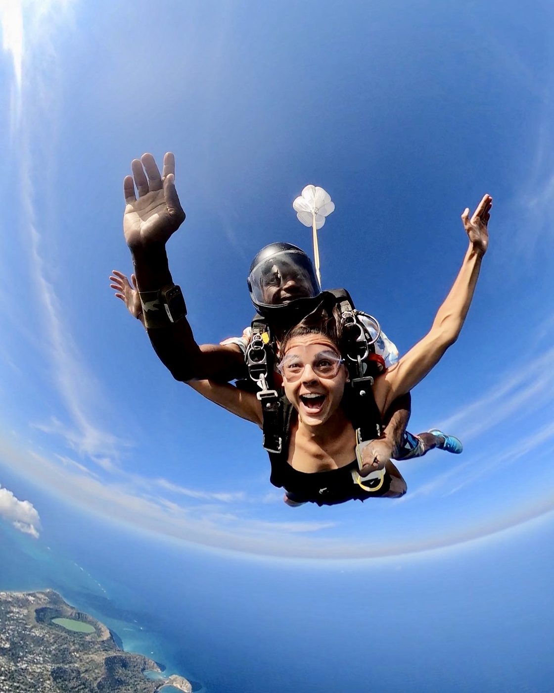 Passagère souriante bras levés en chute libre au-dessus de Petite Terre
