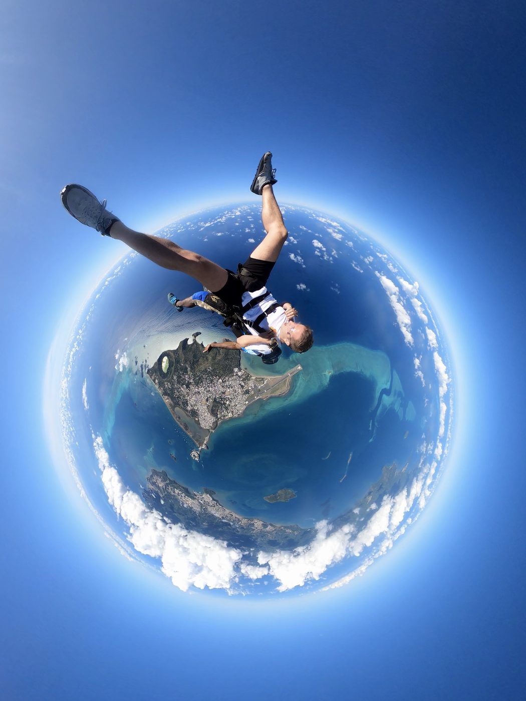 Vue panoramique à 360° d'un saut en tandem au-dessus de Petite Terre