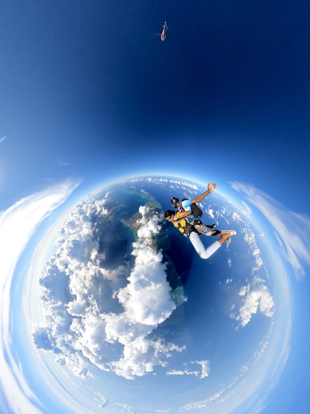 Vue panoramique à 360° en chute libre au-dessus des nuages et du lagon