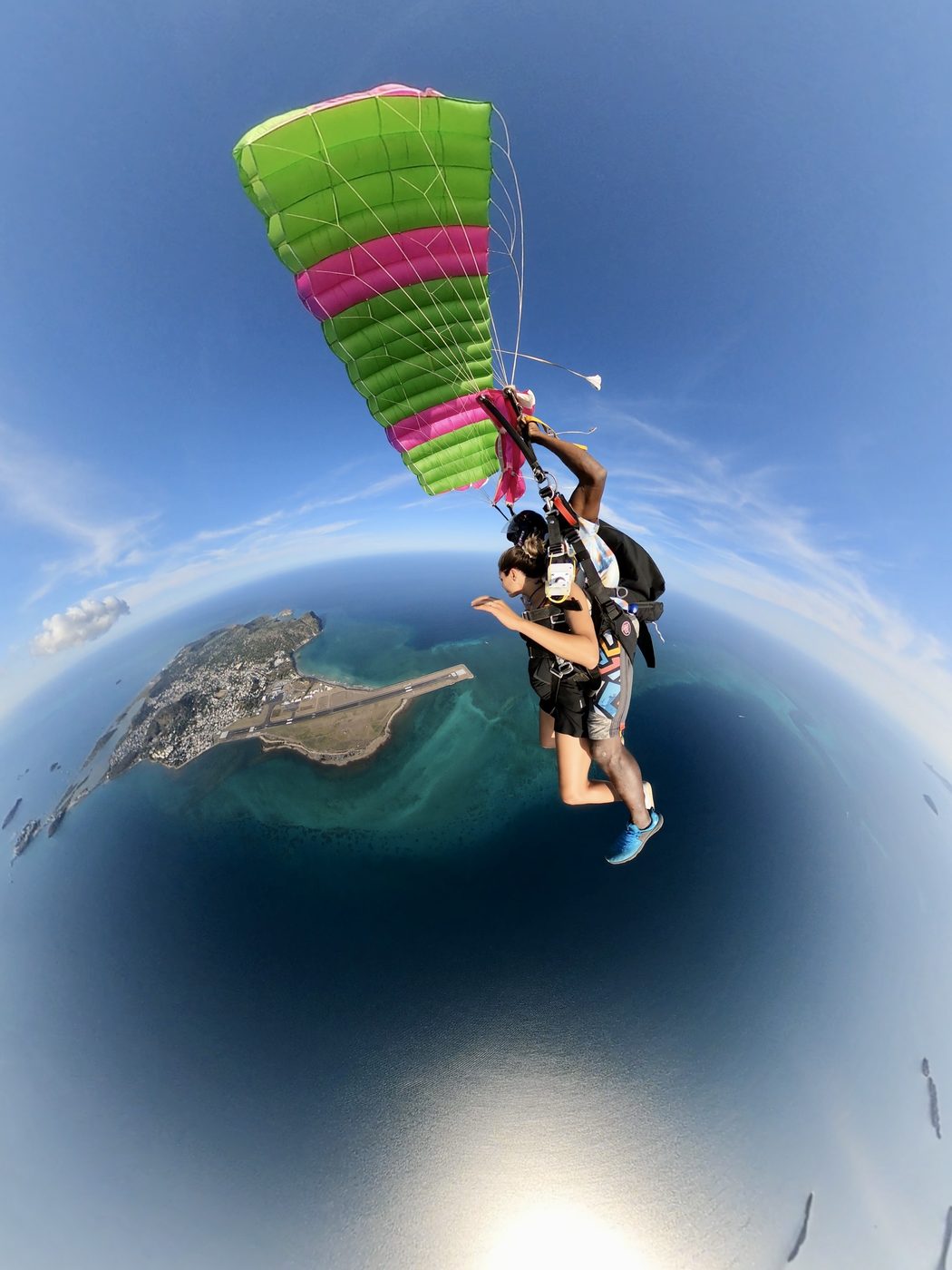 Saut en tandem au-dessus de la piste et du lagon de Petite Terre